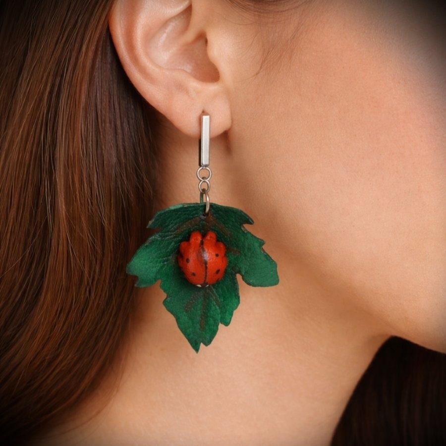 Pendientes de cuero hojas y mariquitas · Un trocito de naturaleza para tus orejas, con el simbolismo de la mariquita: suerte, protección y transformación. · Tienda de simple para ArteLovers Market Pendiente hojas y mariquita Alamares