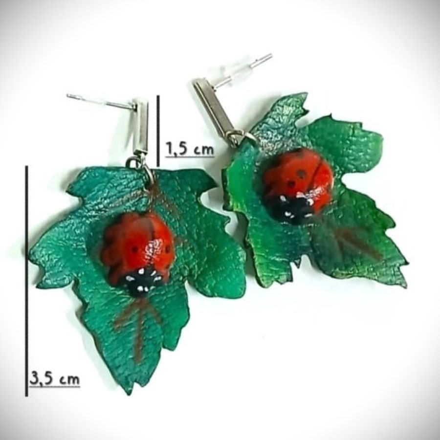 Pendientes de cuero hojas y mariquitas · Un trocito de naturaleza para tus orejas, con el simbolismo de la mariquita: suerte, protección y transformación. · Tienda de simple para ArteLovers Market Pendientes cuero hoja y mariquita