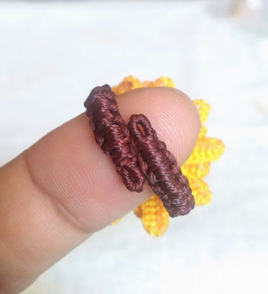 Anillo Girasol Hecho A Mano A Macrame Por Artesaniasdebrujilda Ajustable Detalle