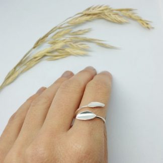 Anillo ajustable hojas hecho a mano por Anna Gil joies para ArteLovers detalle