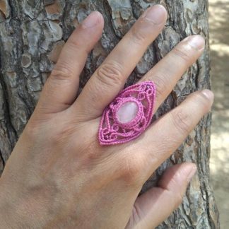 Anillo macramé piedra con Cuarzo rosa hecho a mano a Macrame por ArtesaniasDeBrujilda ARteLovers