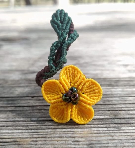 Anillo Con Flor Hecho A Mano A Macrame Por Artesaniasdebrujilda Amarillo