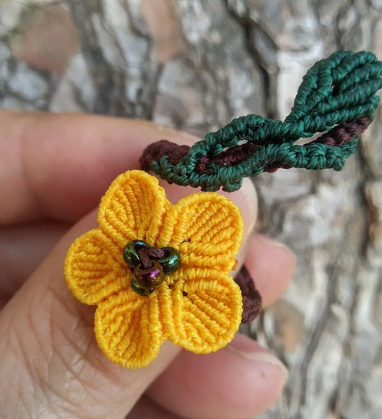 Anillo Con Flor Hecho A Mano A Macrame Por Artesaniasdebrujilda Amarillo Escala