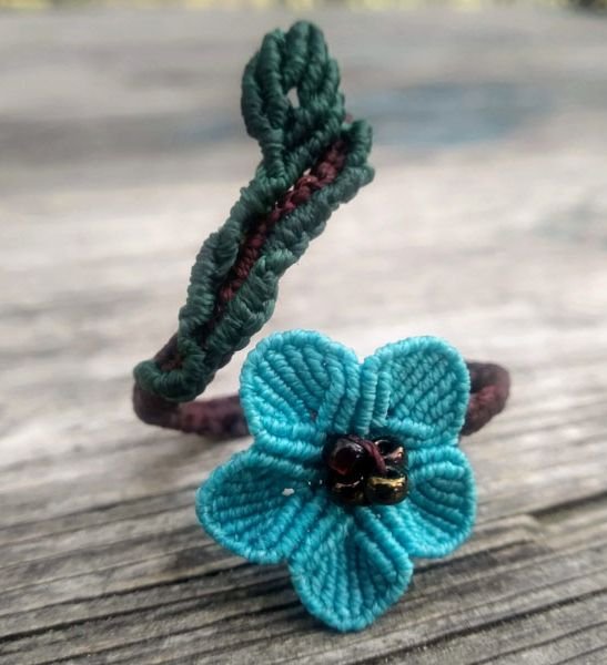 Anillo Con Flor Hecho A Mano A Macrame Por Artesaniasdebrujilda Azul 1