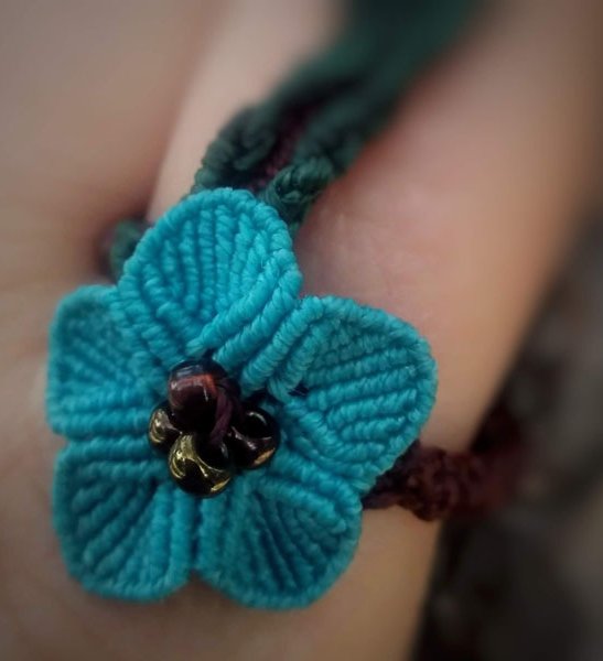 Anillo Macramé Flor Ajustable Hecho A Mano A Macrame Por Artesaniasdebrujilda Azul Detalle