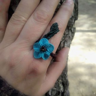 Anillo macramé flor ajustable artelovers hecho a mano a Macrame por ArtesaniasDeBrujilda Azul Escala