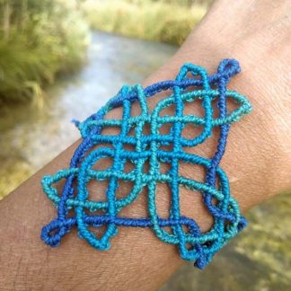 Pulsera macramé celta unisex hecha a mano por Artesanías de Brujilda para Artelovers