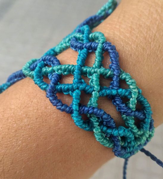 Pulsera Macramé Celta Unisex Hecha A Mano Por Artesanías De Brujilda Para Artelovers Lateral