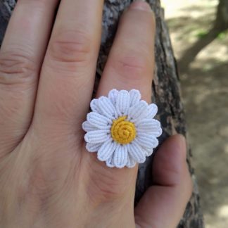 Anillo macramé Margarita creado por Artesanías de Brujilda para Artelovers