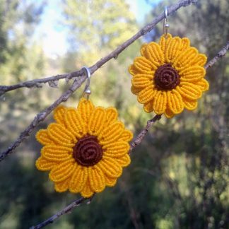 Pendientes Girasol hechos a mano a Macrame por ArtesaniasDeBrujilda