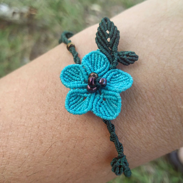 Pulsera Tobillera Flor Azul hecha a mano a Macrame por ArtesaniasDeBrujilda Detalle