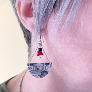 Unos Pendientes casa negros perfectos para los amantes de las casas europeas, con un cierre de acero inoxidable, muy cómodo.