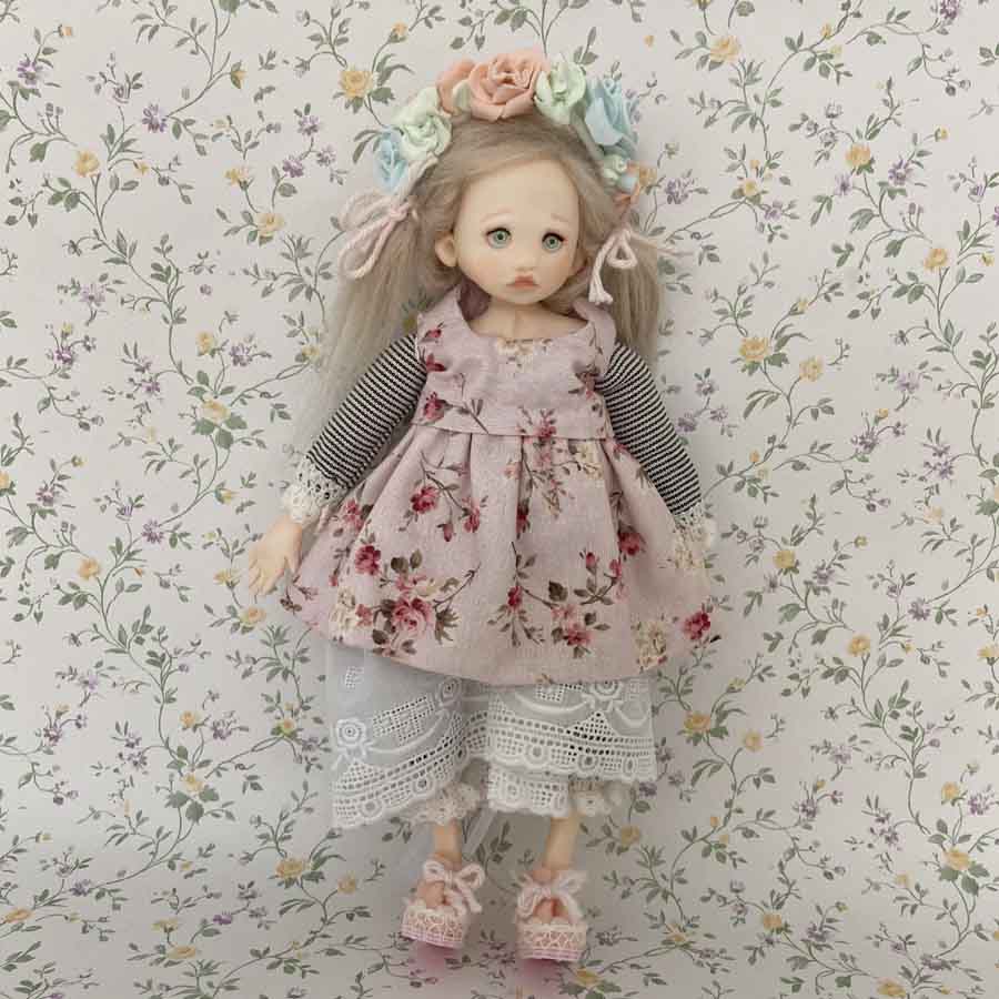 Muñeca de porcelana y tela con vestido de flores hecho a mano por Evaninas.