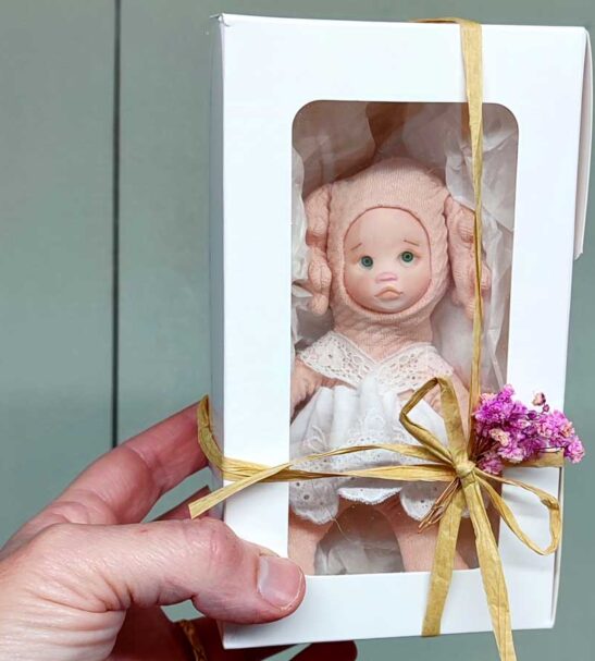 Muñeca reno rosa en caja de regalo hecha a mano por Evaninas.