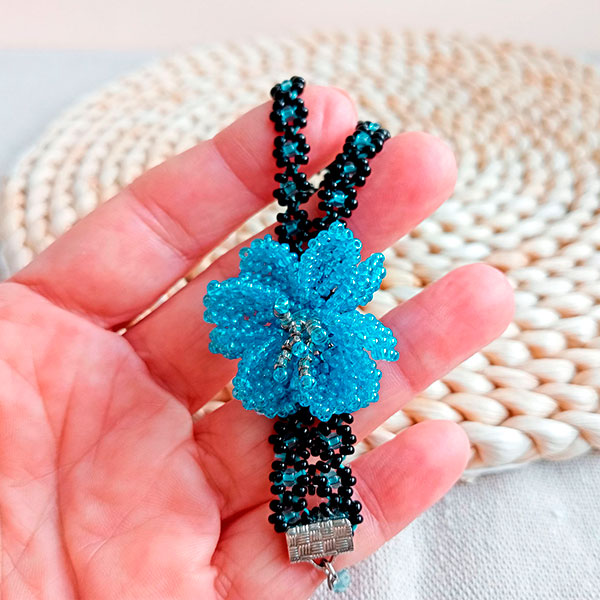 pulsera con preciosa flor azul hecha a mnao