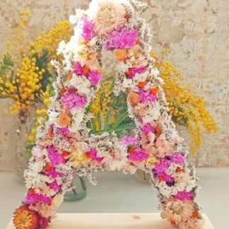 flores preservadas letra " A "es de madera , Objeto de decoración para el hogar. Decoración floral, ha sido confeccionada a mano con flores preservadas en tonos Beig, creada por Raquel de Mi Rincón de Crear www.mirincondecrear.com