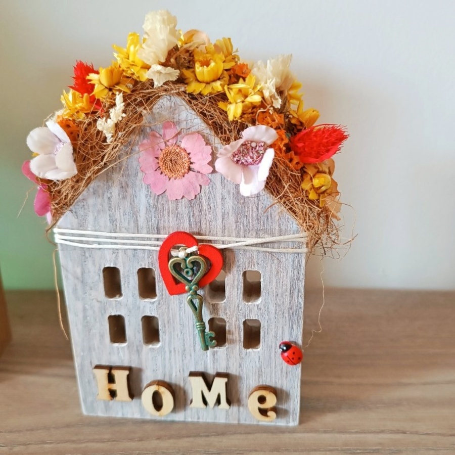 Adorno casita nórdica "HOME" , de madera. Objeto de decoración para decorar tu hogar. Decoración floral creada por Raquel de Mi Rincón de Crear www.mirincondecrear.com