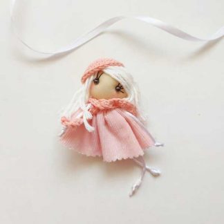 Broche muñeca parisina. Un baúl de princesas. Madrid