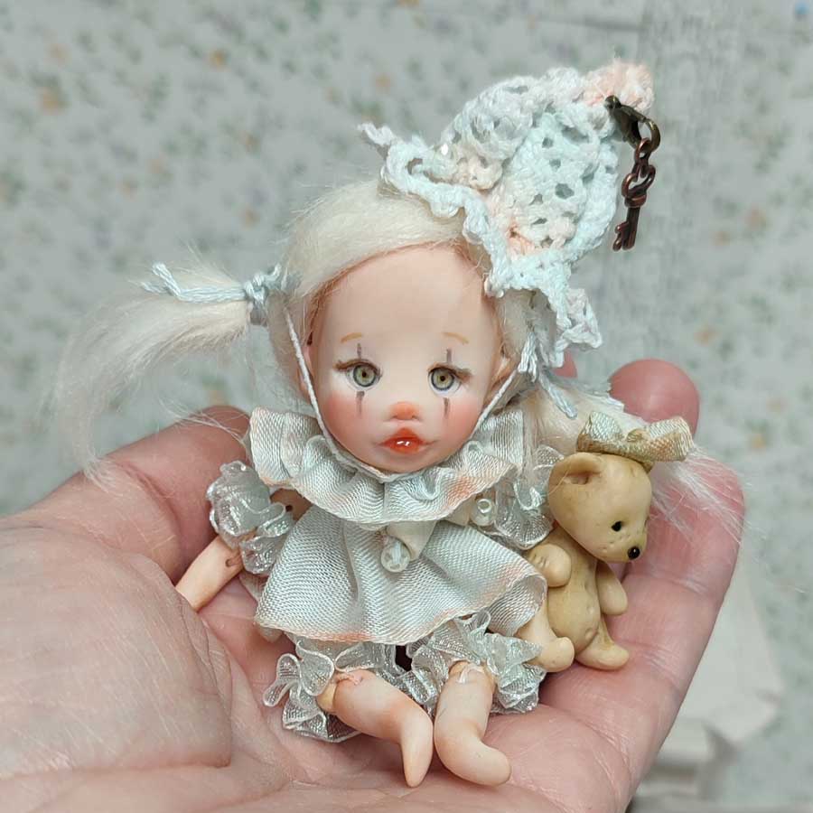 Muñeca en Miniatura con Osito hecha a mano por Evaninas.