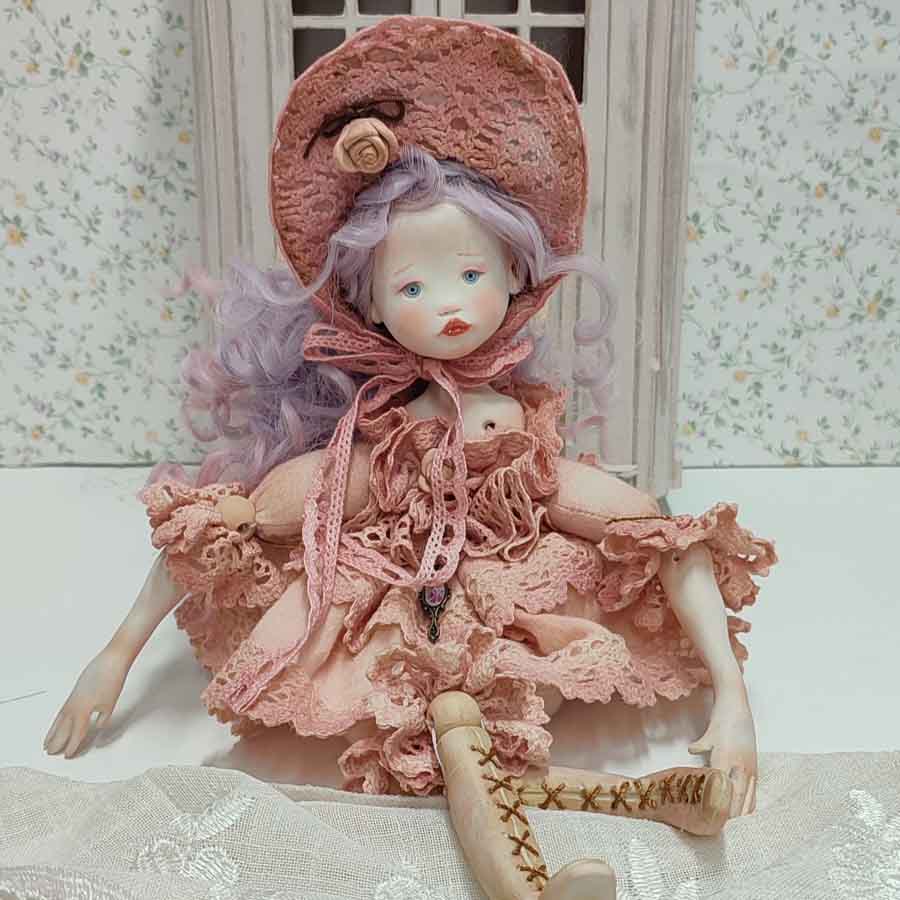 Muñeca con gorro de época hecha a mano por Evaninas.