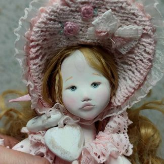 Muñeca de arcilla blanca hecha a mano por Evaninas.