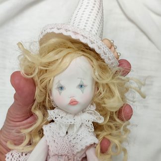 Muñeca decorativa con gorro de brujita. Modelada a mano por Evaninas.