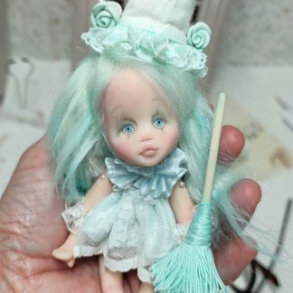 Muñeca de arcilla polimérica con escoba, hecha a mano por Evaninas