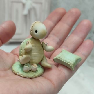 Muñeca tortuga en miniatura hecha a mano por Evaninas.
