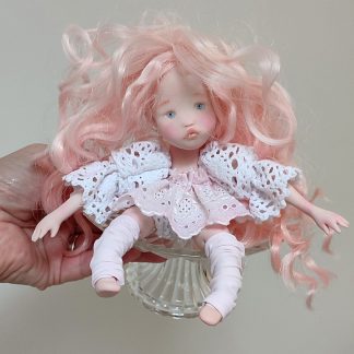 Muñeca con pelo rosa hecha a mano por Evaninas.