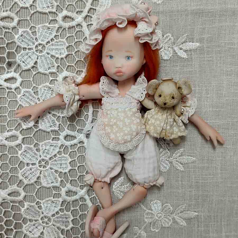 Muñeca pelirroja con osita de arcilla hecha a mano por Evaninas.
