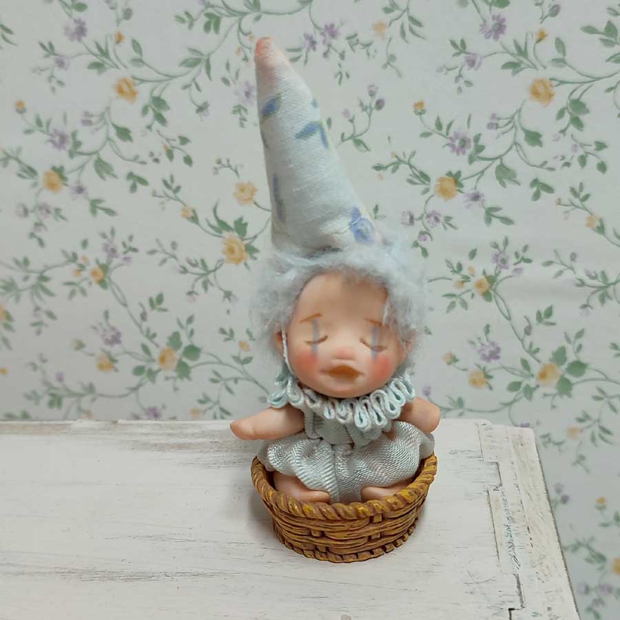 Muñeca Payaso Azul en miniatura hecha a mano por Evaninas.