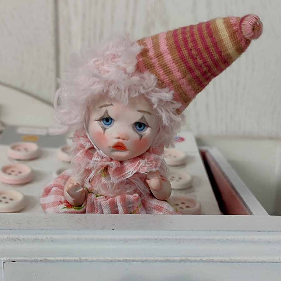 Mini payaso de arcilla blanca hecho a mano por Evaninas.