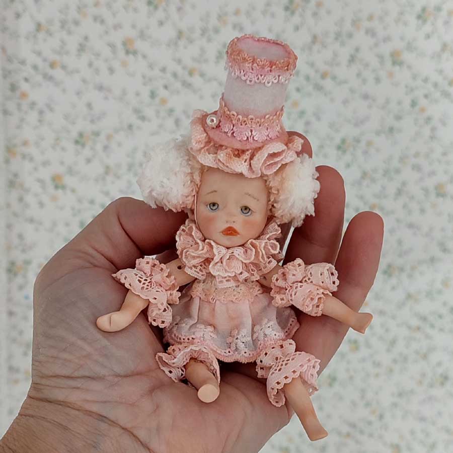 Muñeca articulada pequeña con sombrero de copa hecha a mano por Evaninas.