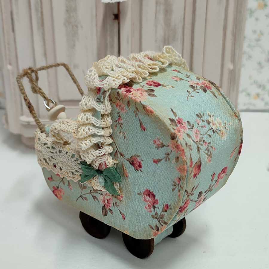 Cochecito decorativo vintage hecho a mano por Evaninas.
