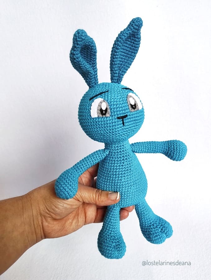 Conejito Amigurumi Azul Personalizado con Bandana Bordada