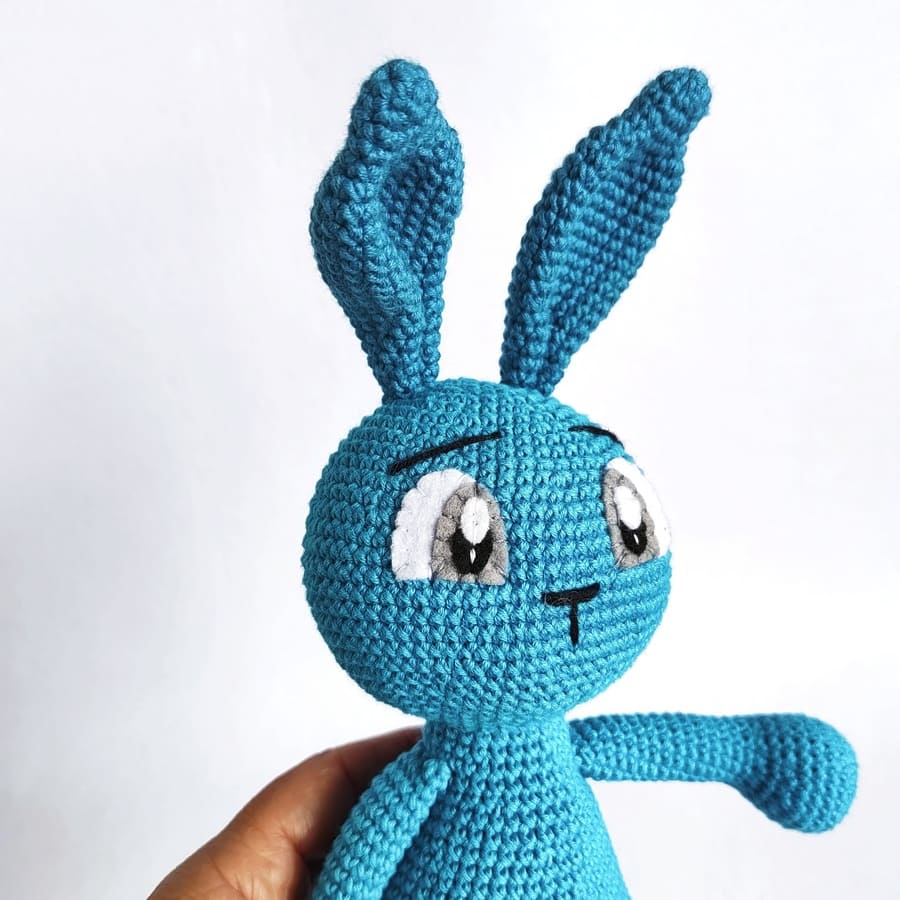 Conejito Amigurumi Azul Personalizado con Bandana Bordada · Amigurumi conejo personalizado hecho a mano con hilo de algodón 100%, seguro y suave para los más pequeños. Incluye bandana con nombre bordado a mano, combinando ternura y seguridad en un regalo único. · Tienda de simple para ArteLovers Conejito Amigurumi Azul Personalizado con Bandana Bordada - Imagen 2