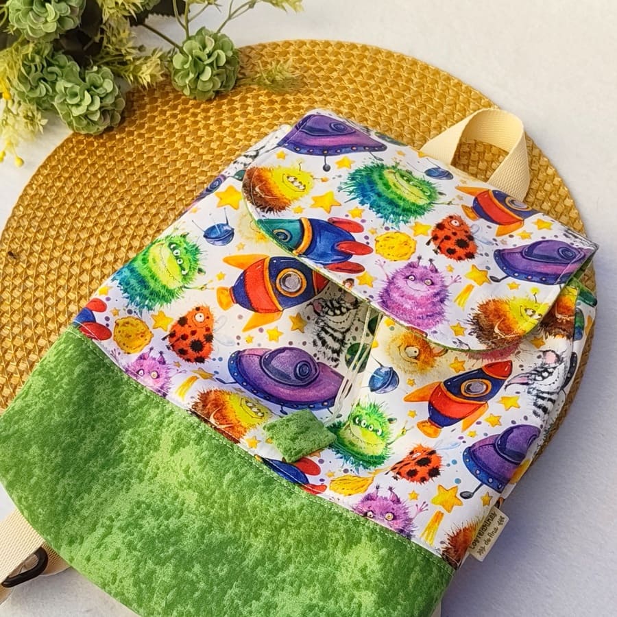 Mochila Solapa Mini Infantil - Naves Espaciales Extraterrestres · <p class="MsoNormal" style="margin-bottom: 0cm;text-align: justify;line-height: 150%">Mochila infantil Naves Espaciales Extraterrestres personalizada, hecha a mano en telas de algodón, ligera, cómoda y única con nombre bordado.</p> · Tienda de simple para ArteLovers Mochila Solapa Mini Infantil - Naves Espaciales Extraterrestres - Imagen 4