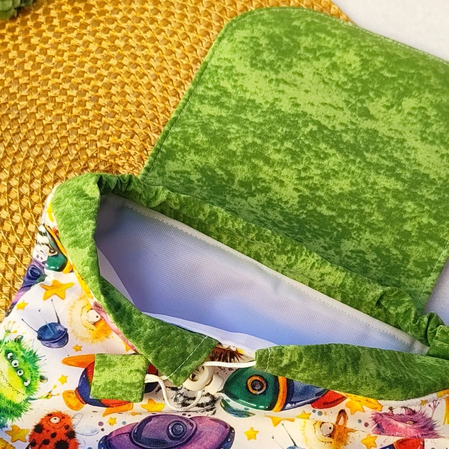 Mochila Solapa Mini Infantil - Naves Espaciales Extraterrestres · <p class="MsoNormal" style="margin-bottom: 0cm;text-align: justify;line-height: 150%">Mochila infantil Naves Espaciales Extraterrestres personalizada, hecha a mano en telas de algodón, ligera, cómoda y única con nombre bordado.</p> · Tienda de simple para ArteLovers Mochila Solapa Mini Infantil - Naves Espaciales Extraterrestres - Imagen 3