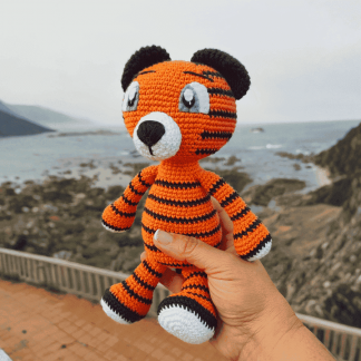 Tigre Amigurumi Personalizado con Bandana Bordada
