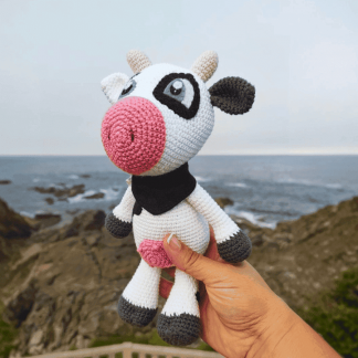 Vaca Amigurumi Personalizada con Bandana Bordada
