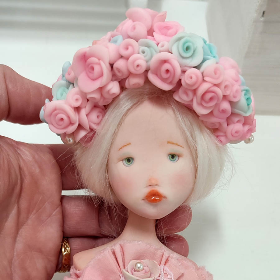 ArteLovers regalos hechos a mano por mujeres · · Tienda de para ArteLovers Muñeca con Corona de Flores hecha a mano por Evaninas.