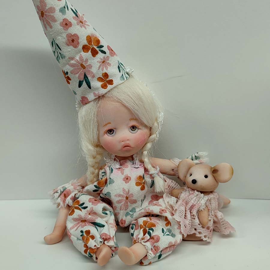 Muñeca con trenzas y ratona hecha a mano por Evaninas.