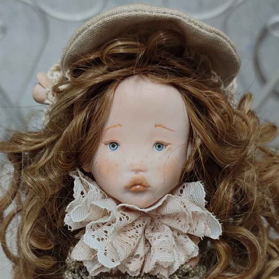 Muñeca con Gorra de Lino hecha a mano por Evaninas.