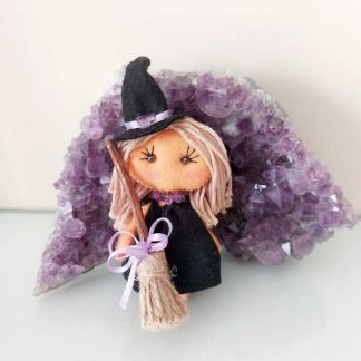 Broche bruja con escoba. Un baúl de princesas. Madrid