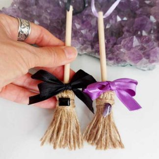 Un baúl de princesas. Escoba de bruja.