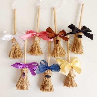 Un baúl de princesas. Escobas de bruja para colgar