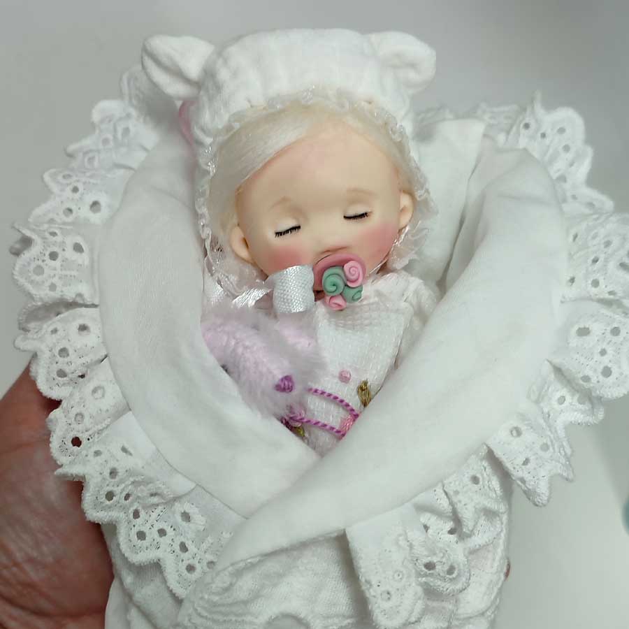 Muñeca bebé de porcelana hecha a mano por Evaninas.