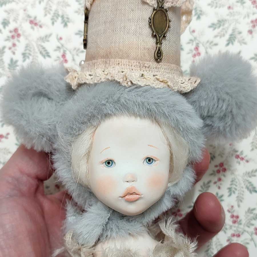 Muñeca con orejas de ratón hecha a mano por Evaninas.