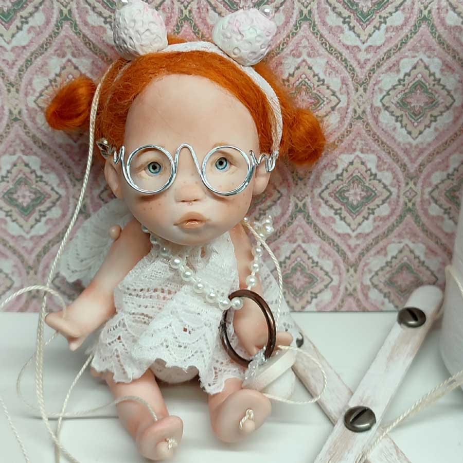 Muñeca marioneta pelirroja con gafas. Hecha a mano por Evaninas.