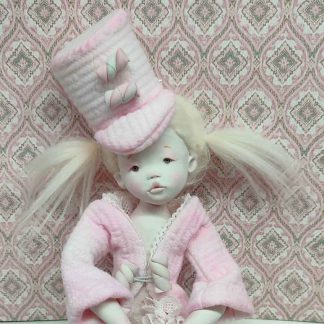 Muñeca Soldado de Caramelo modelada en arcilla blanca por Evaninas.